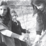 ט"ו בשבט בכפר רפאל, 1983 . מימין: אליה לוי, משמאל: אורנה לוי. צילום: אודי לוי