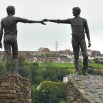 פסל "ידיים מושטות מעל תהום", Maurice Harmon: Hands Across the Divide , אירלנד הצפונית