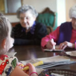 קשישות וילדות בבילוי משותף בבית אבות משולב בגן ילדים, מתוך הסרט The Growing Season