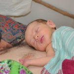 תינוק ישן על אביו. צילום: ליהי עמיצור לובל