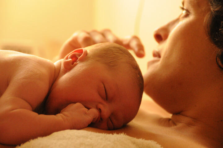 תינוק ואמו רגע לאחר הלידה. צילום: ליהי עמיצור לובל