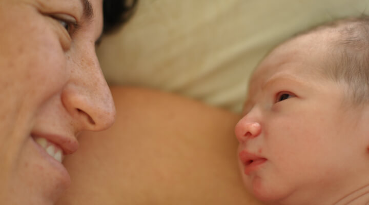 תינוק מביט באמו. צילום: ליהי עמיצור לובל