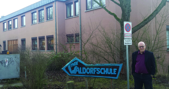 רונן האן בכניסה לבית ספר ולדורף בדרמשטדט, גרמניה